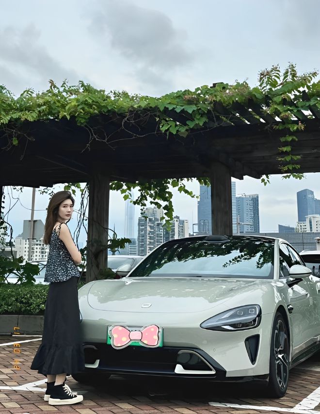 车主质量都这么高的吗？仙女也就长这样吧不朽情缘电子游戏网址小米SU7的美女(图2)