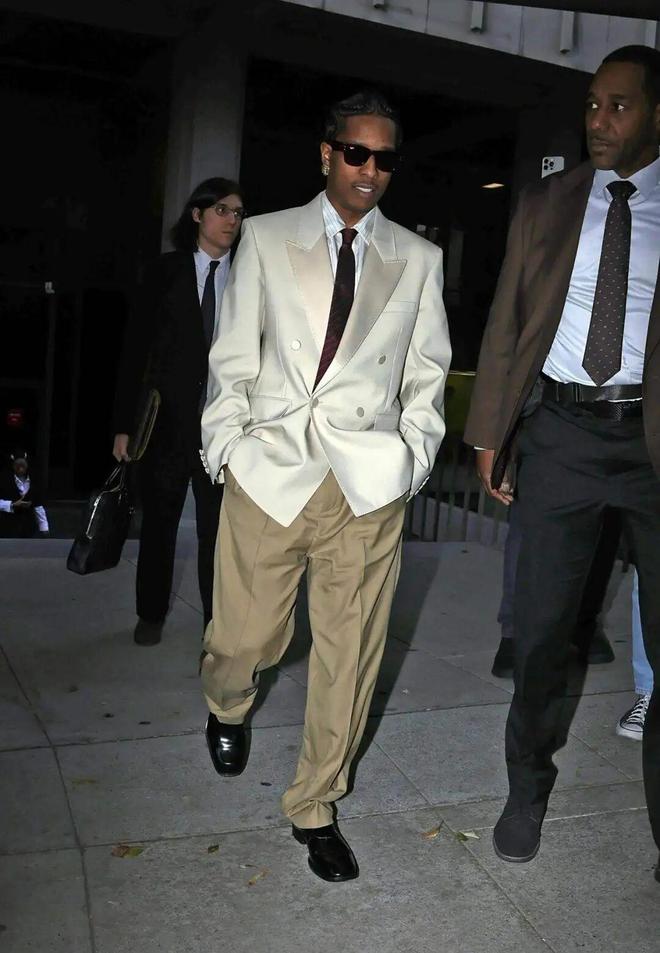 专辑封面他们还让法院变成秀场？不朽情缘平台登录网页庭审图变(图13)